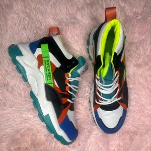 Black and White Sneakers with Chunky Sole and Dynamic Design